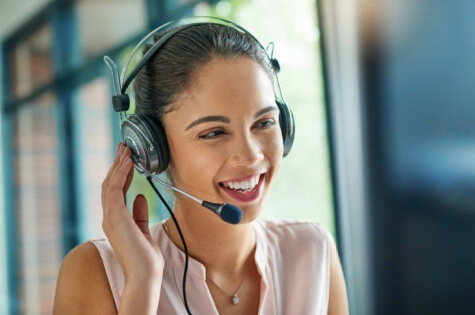 junge Frau mit Headset
