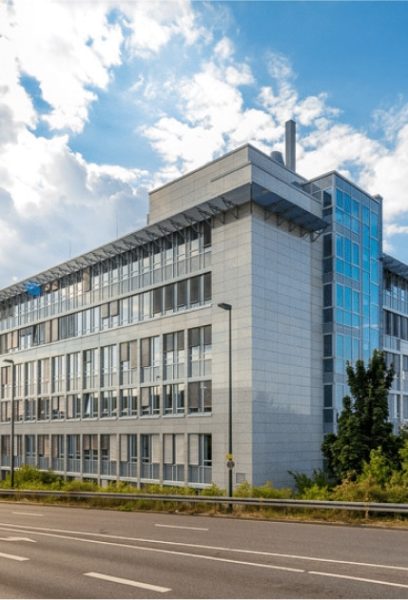 Fassade modernes Bürogebäude an Straße