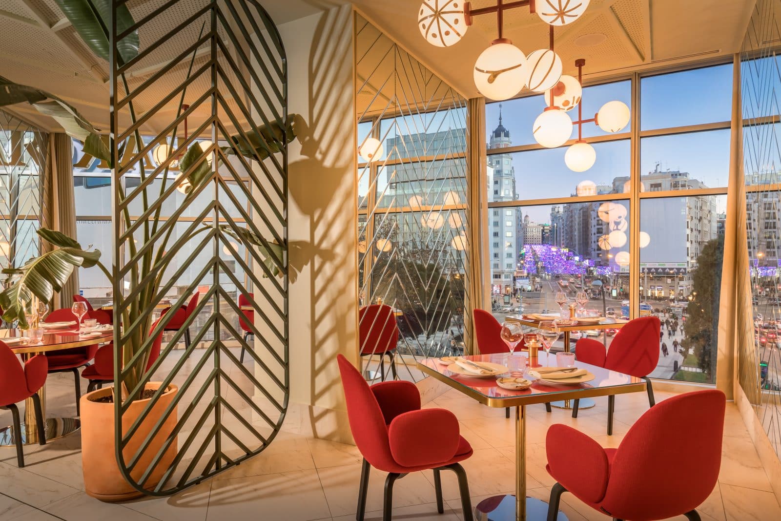 Restaurant in modernem Design mit Blick über die Stadt