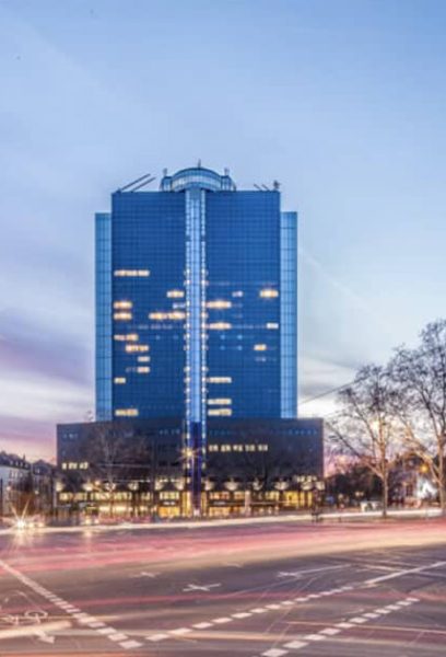 Modernes Bürohochhaus an Kreuzung