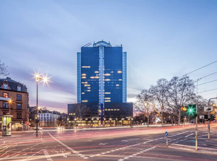 Modernes Bürohochhaus an Kreuzung