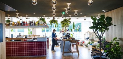 Gastronomie mit Barbereich und weiteren Sitzmöglichkeiten