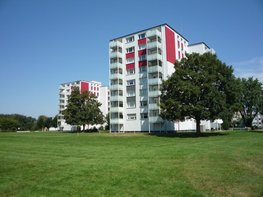 Fassade Mehrfamilienhaus mit Grünflächen