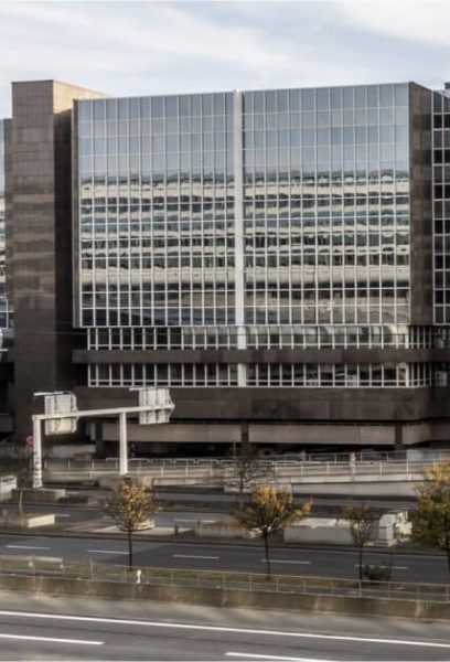 Fassade modernes Bürohochhaus an Autobahn