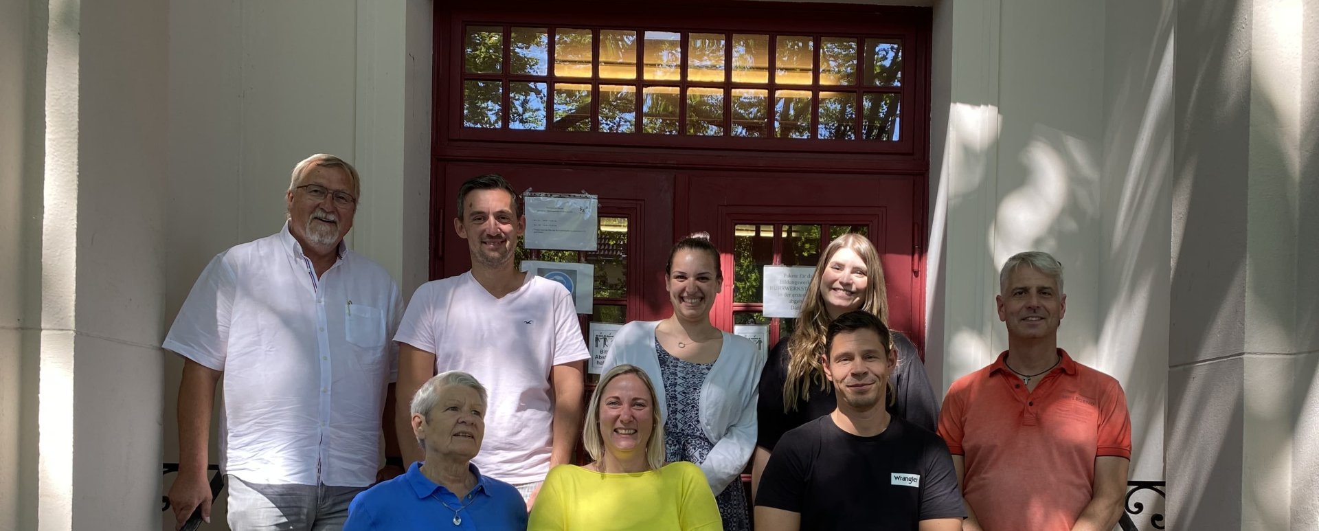 Gruppe von acht Personen vor Eingang