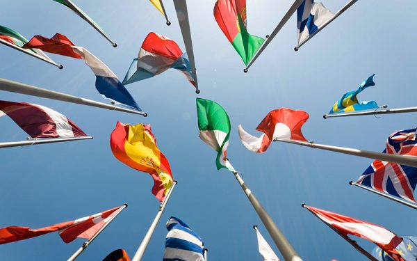 verschiedene Flaggen im Wind