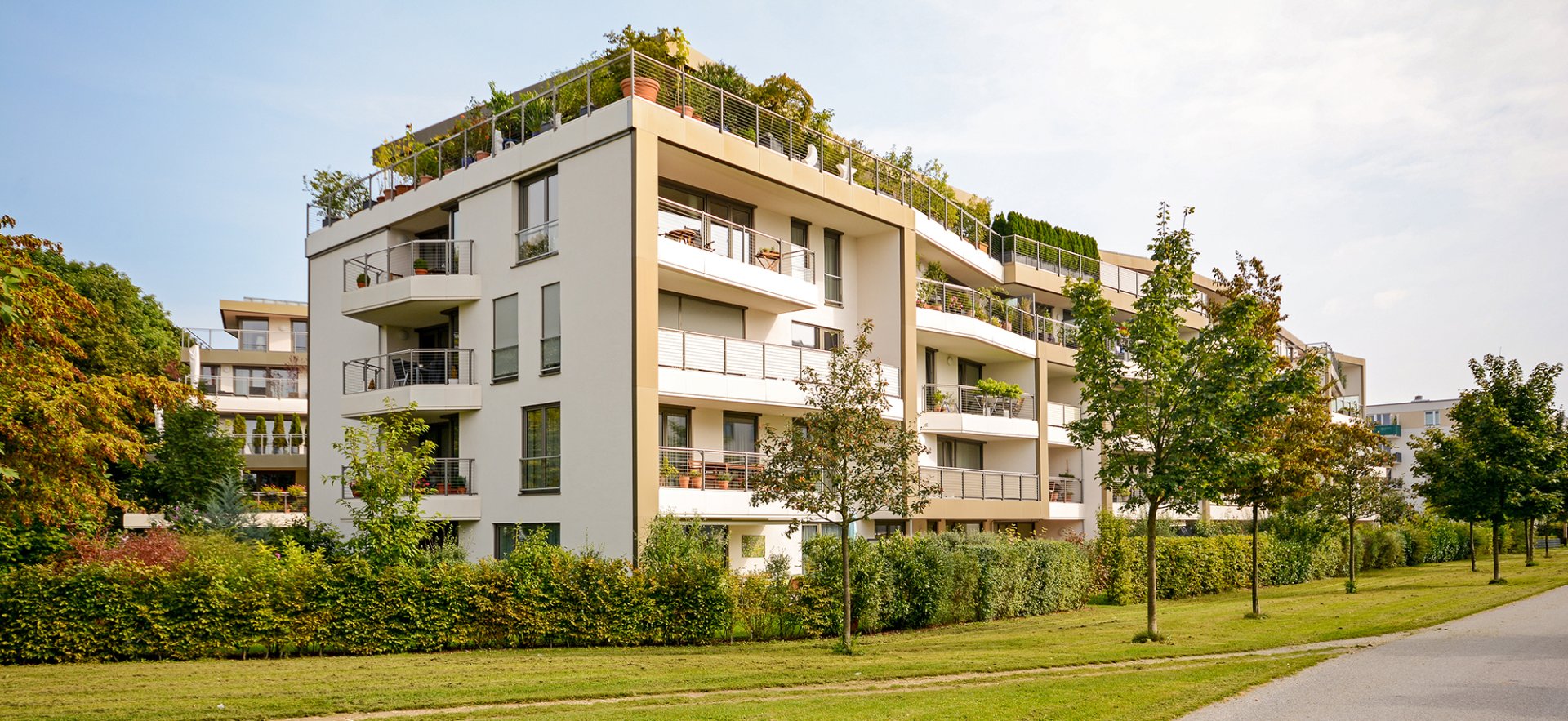 Außenansicht Mehrfamilienhaus mit Dachterrasse
