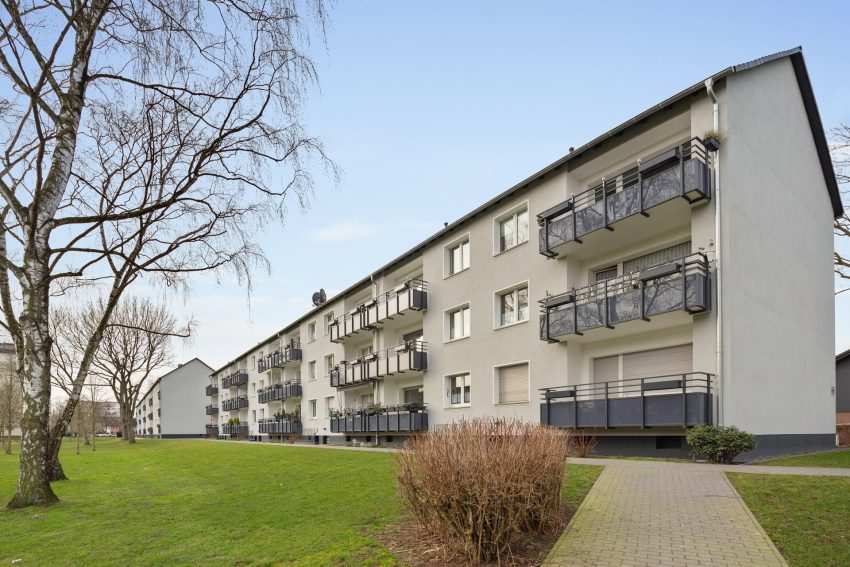 Fassade Mehrfamilienhaus mit Vorgarten