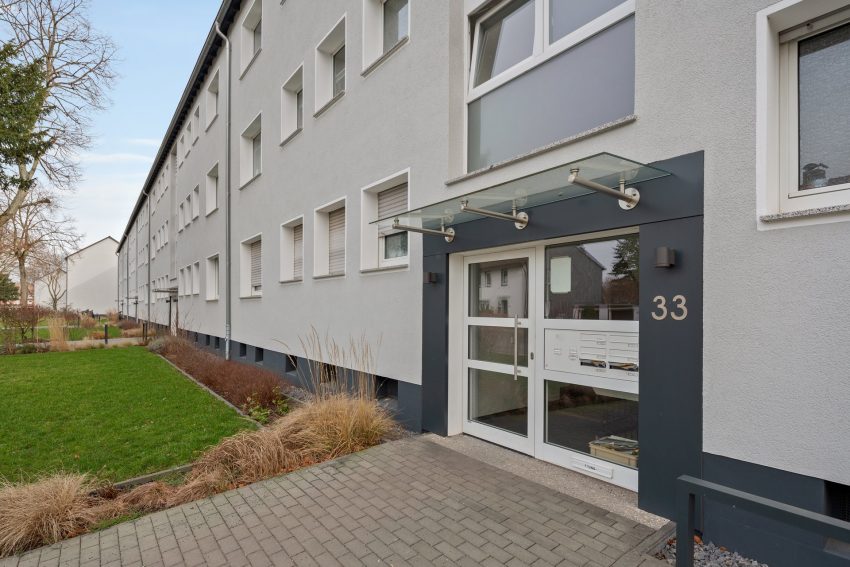 Fassade Mehrfamilienhaus mit Vorgarten