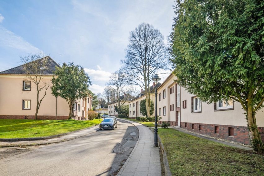 Straßenzug mit kleinen Mehrfamilienhäusern