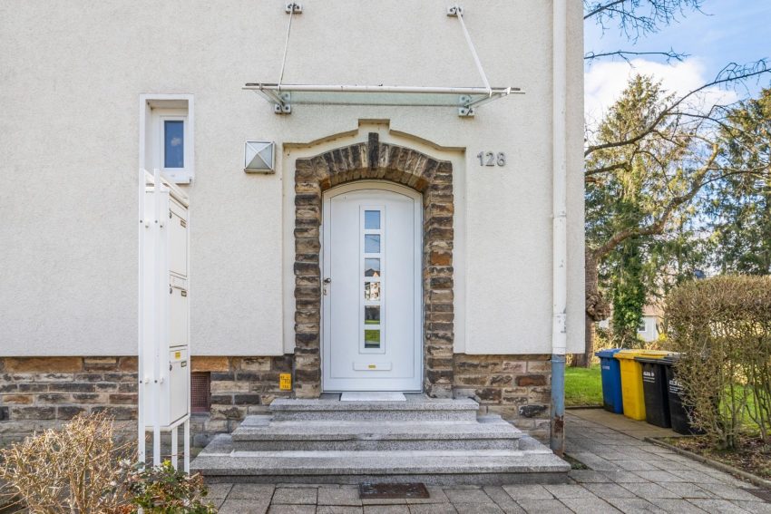 Haustür kleines Mehrfamilienhaus