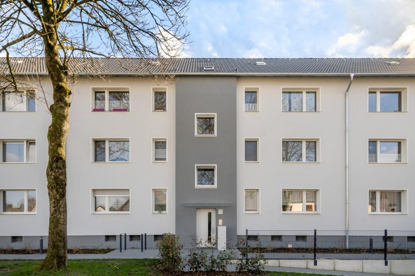 Fassade Mehrfamilienhäuser mit Grünflächen