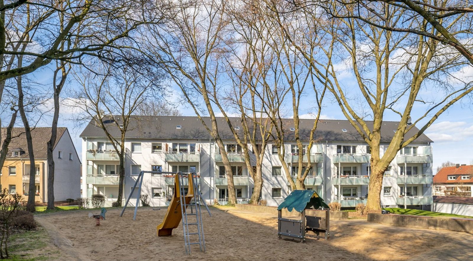 Fassade Mehrfamilienhäuser mit Spielplatz