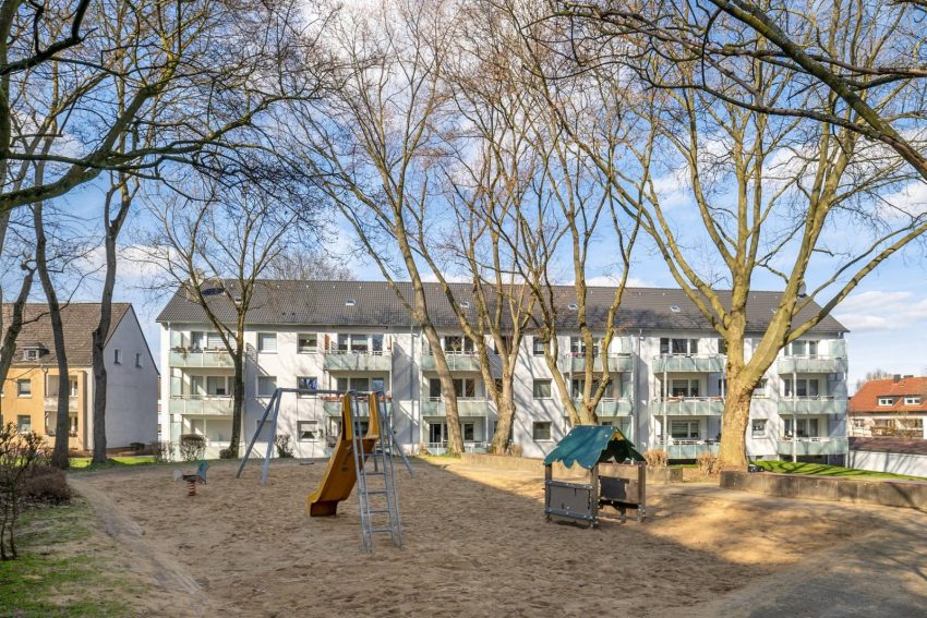 Fassade Mehrfamilienhäuser mit Spielplatz