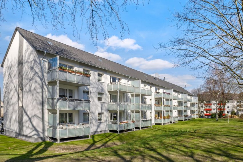 Fassade Mehrfamilienhäuser mit Grünflächen