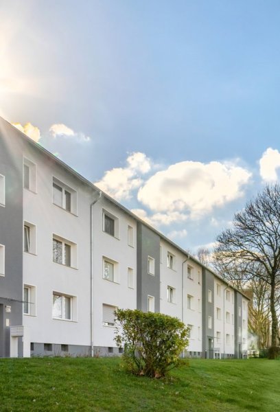 Fassade Mehrfamilienhäuser mit Grünflächen