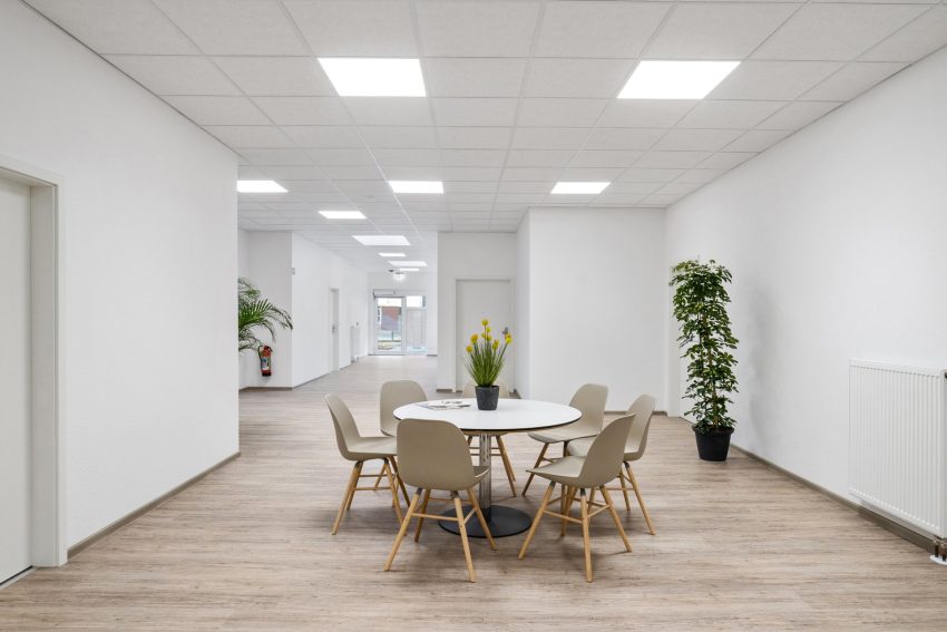 heller Flur mit Tisch und Stühlen