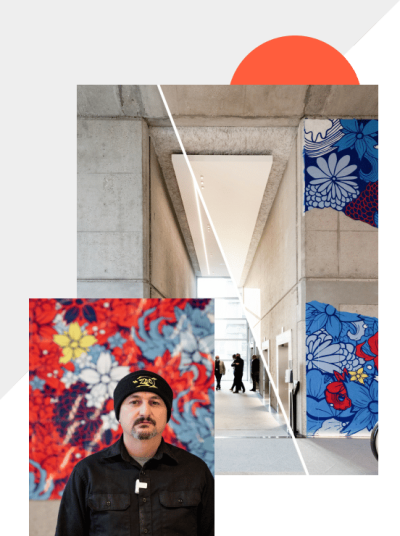 Mann mit Mütze vor Kunstwerk