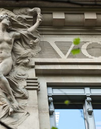 Eingangsbereich mit Wandrelief