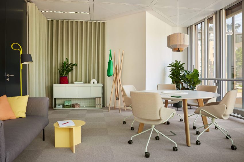 Kleiner Konferenztisch und Sitzmöglichkeiten