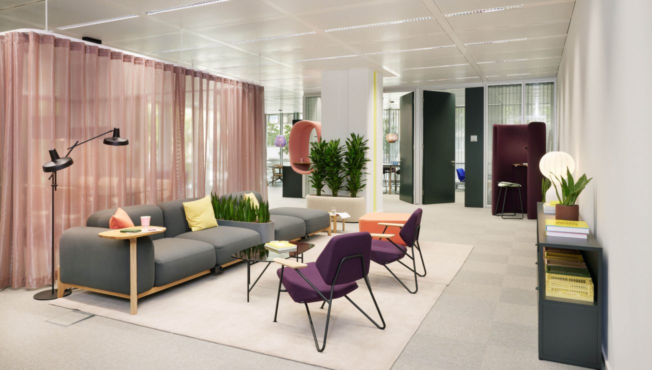 Modernes Büro mit Aufenthaltsmöglichkeiten