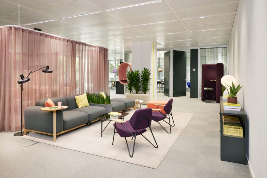 Modernes Büro mit Aufenthaltsmöglichkeiten