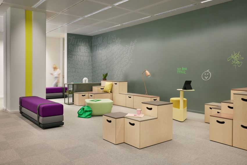 Modernes Büro mit Aufenthaltsmöglichkeiten