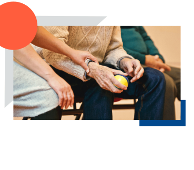 Ältere Person hält Ball in der Hand