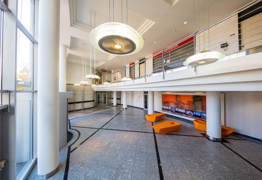 Zweistöckiges Foyer mit Galerie und Sitzmöglichkeiten