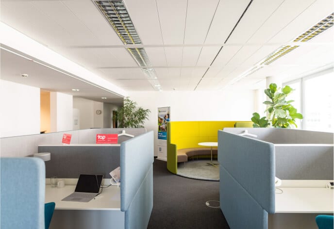 Großraumbüro mit modernen Arbeitsplätzen