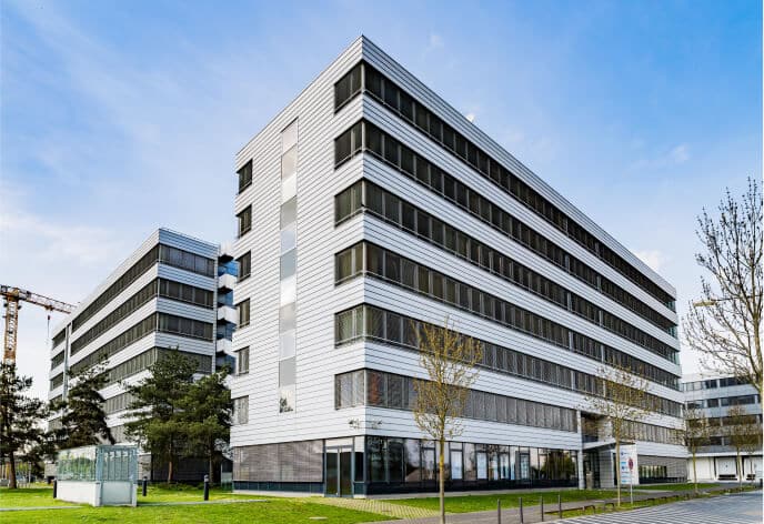 Fassade modernes Bürohochhaus