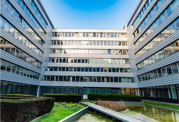 Fassade modernes Bürohochhaus mit Innenhof