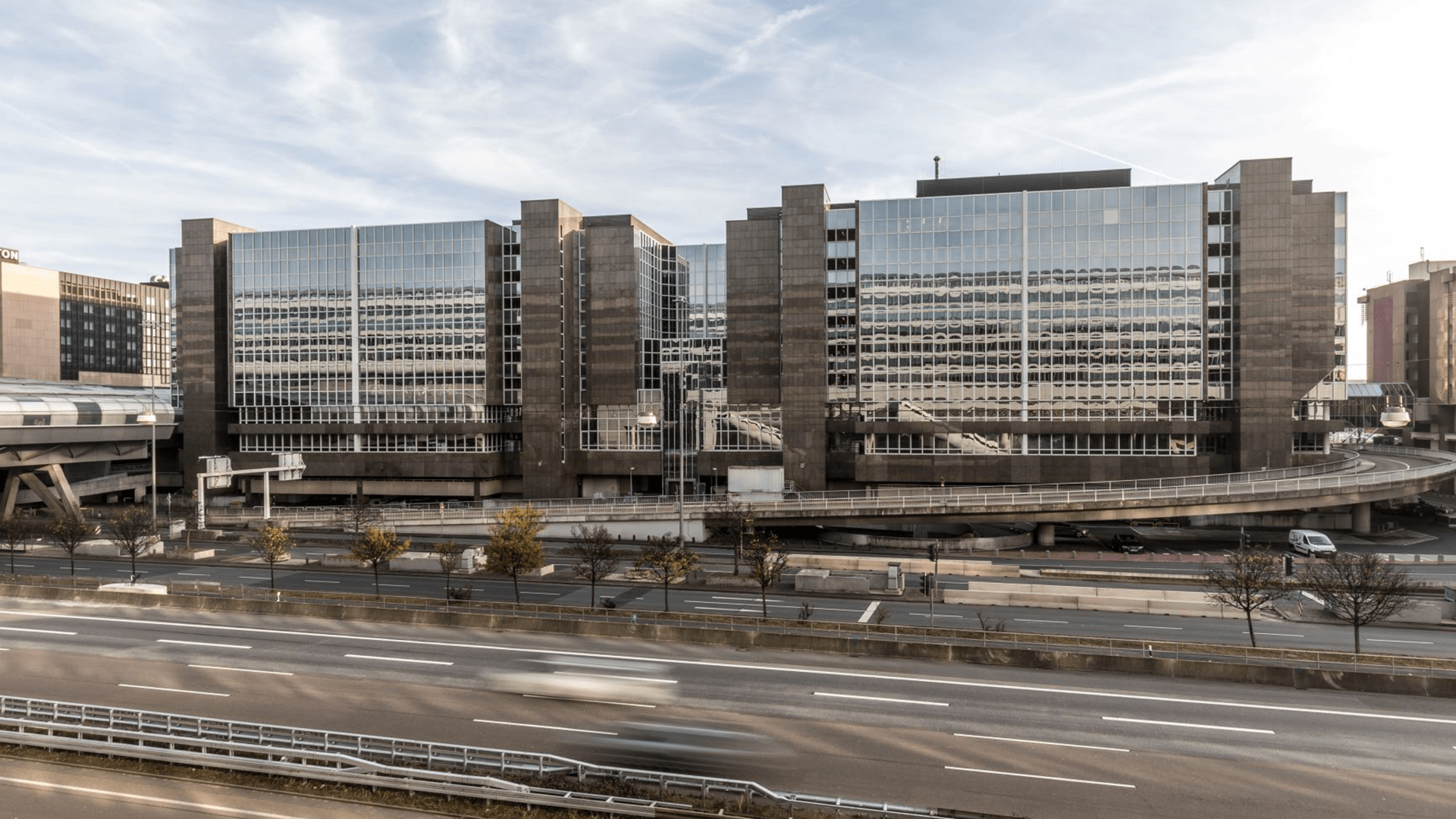 Fassade modernes Bürohochhaus an Autobahn