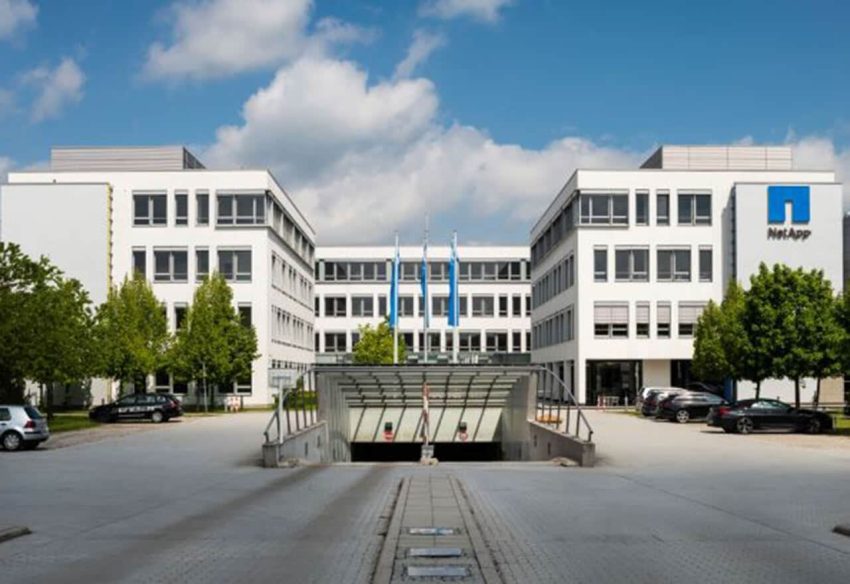 Fassade, Bürogebäude, Tiefgarageneinfahrt