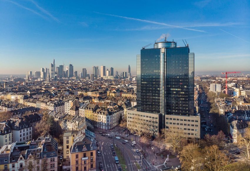 Modernes Bürohochhaus an Kreuzung
