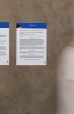 Dokumente an Wand im Flur