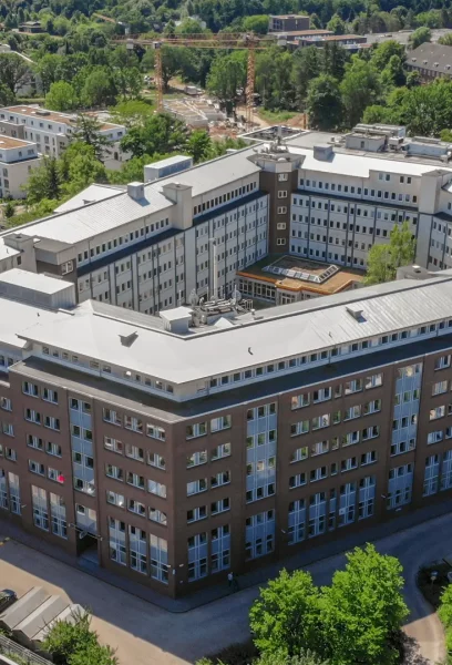 großes Bürogebäude aus der Luft