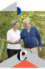 Frau hilft älterem Mann beim gehen