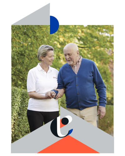 Frau hilft älterem Mann beim gehen