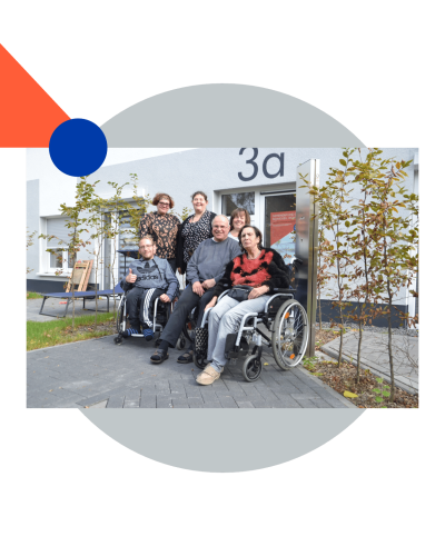 Gruppe von sechs Personen, teils mit Rollstuhl