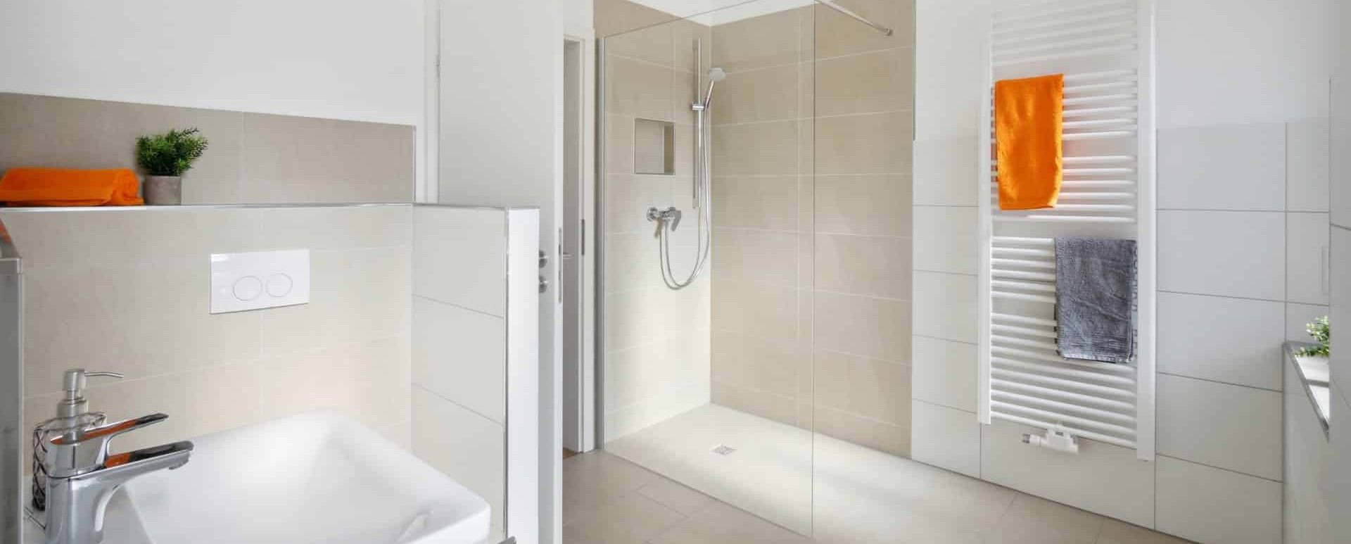 modernes helles Badezimmer