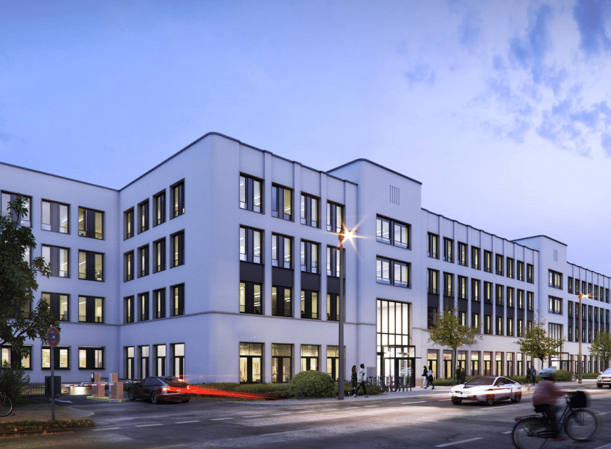 Fassade, Bürogebäude in Dämmerung