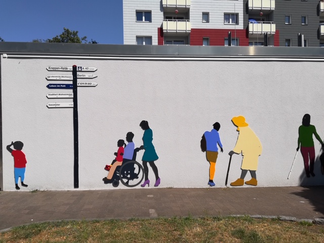Fassaden-Gestaltung mit stilisierten Menschen und Wegweiser