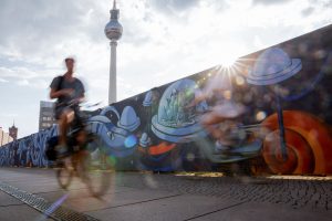 Kunstwerk auf Mauer dahinter Fernsehturm