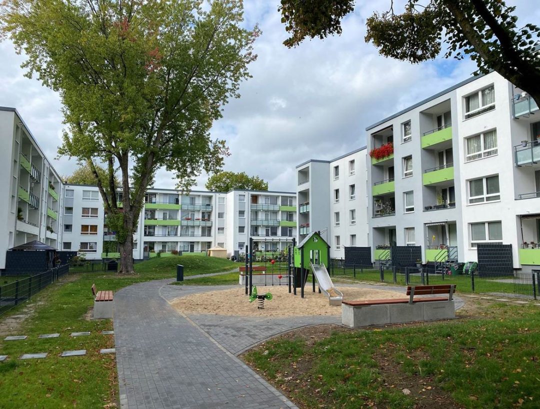 großer Innenhof mit Grünflächen und Spielplatz