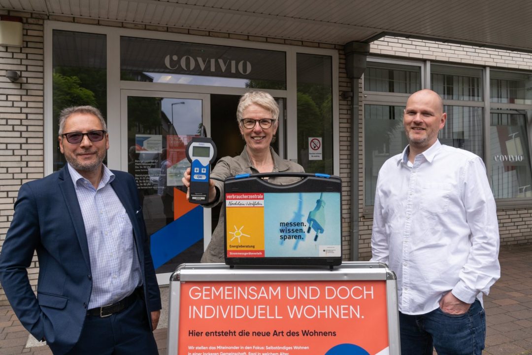 Frau zeigt Koffer mit Strommessgerät