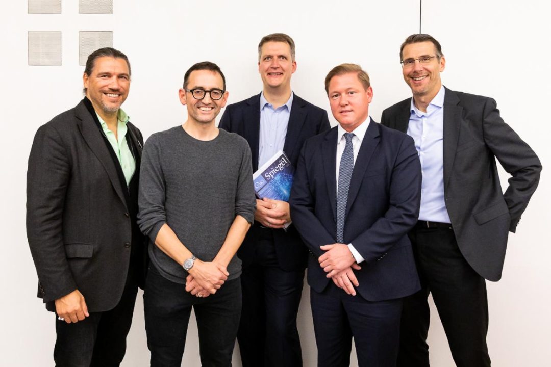 Gruppe von fünf Männern, teils im Anzug