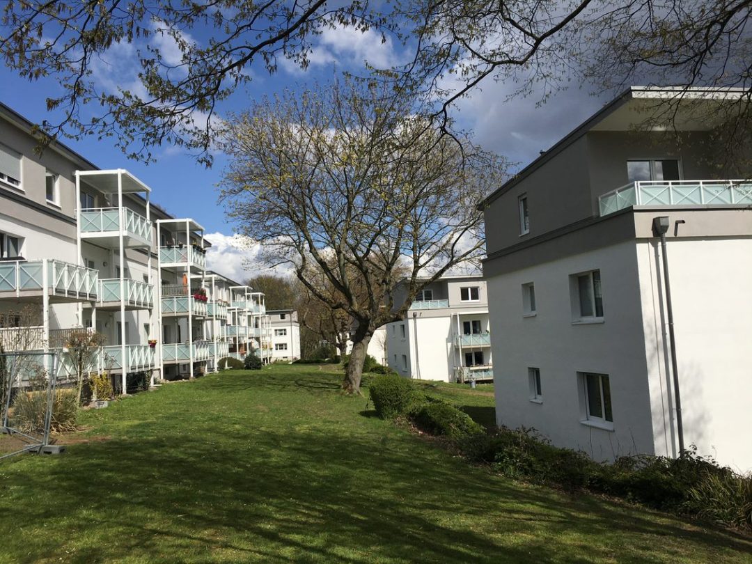 Mehrfamilienhäuser mit Grünflächen