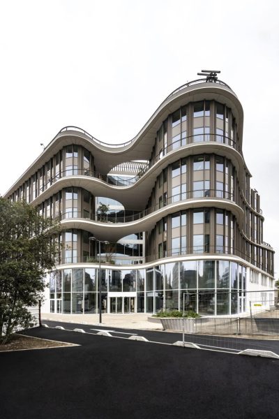 Moderne geschwungene Fassade eines Bürogebäudes