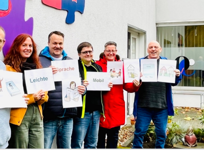 sechs Personen halten Schilder mit Grafiken und Wörtern